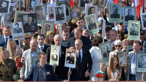 Путин возглавил шествие "Бессмертного полка" на Красной площади