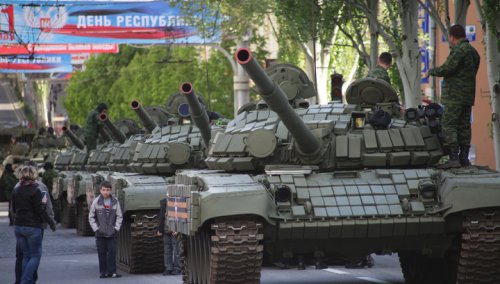В Донецке на Параде Победы впервые прозвучал гимн ДНР