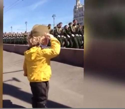 Солдаты отдают честь «маленькому генералу» на репетиции Парада Победы