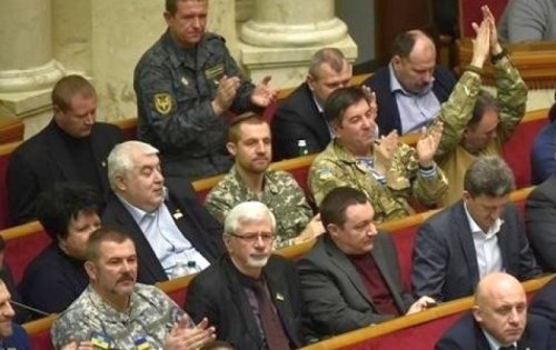 В парламенте день войны: Рада отменяет референдум и вводит военное положение