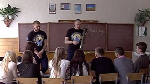 Бойцы «Азова» учат школьников стрелять из гранатомета и метать гранаты