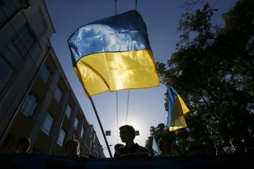 Протестующие в Киеве требуют от Яценюка "перестать душить народ"