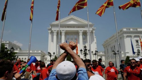 Македонская оппозиция ставит палатки у Дома правительства в Скопье