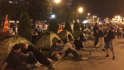 Десятки оппозиционеров остаются в лагере в центре столицы Македонии