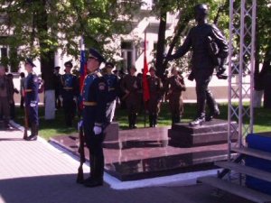 Памятник военному почтальону открыли в Воронеже