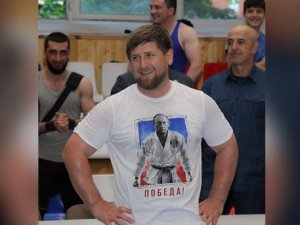 Кадыров показал свою футболку с изображением Путина в кимоно