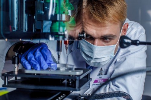 Ученые РФ успешно провели трансплантацию "щитовидки", напечатаной на 3D биопринтере 