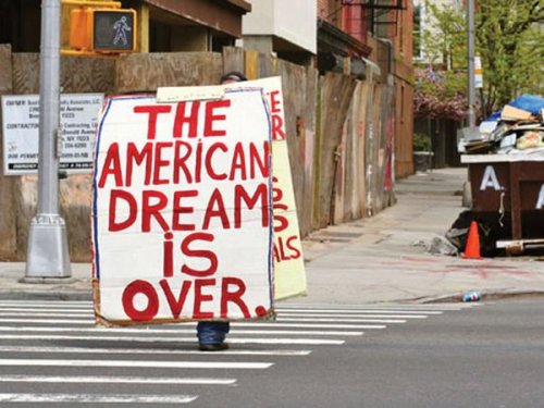 Молодежь США разочаровывается в "американской мечте"