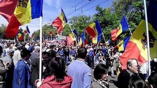 Участники митинга в Кишиневе окружили здание правительства Молдавии 
