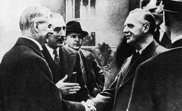 Премьер-министр Великобритании Невилл Чемберлен прибыл в Мюнхен для подписания соглашение 1938 года о разделе Чехословакии.