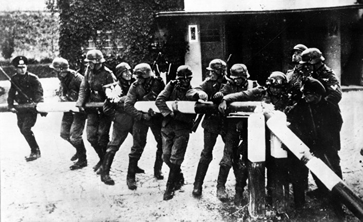 Немецкие солдаты ломают шлагбаум на немецко-польской границе