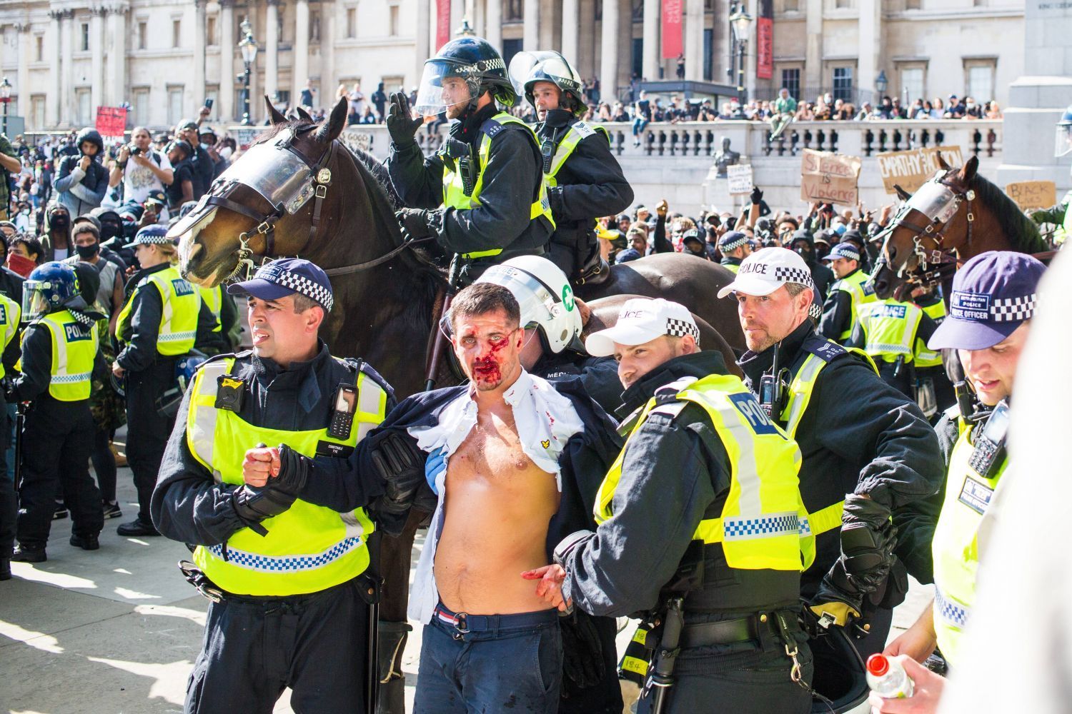 Как в сша называют забастовку полицейских. Разгон демонстрантов в Великобритании. Протесты в Британии. Разгон демонстрации в Англии. Демонстрация в Британии.