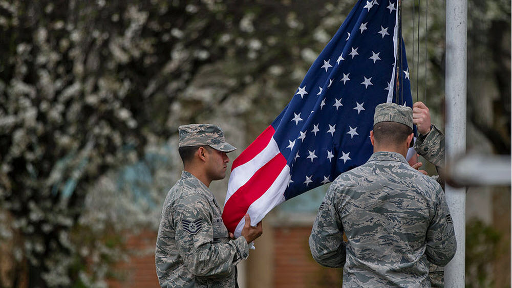 Американские солдаты и флаг