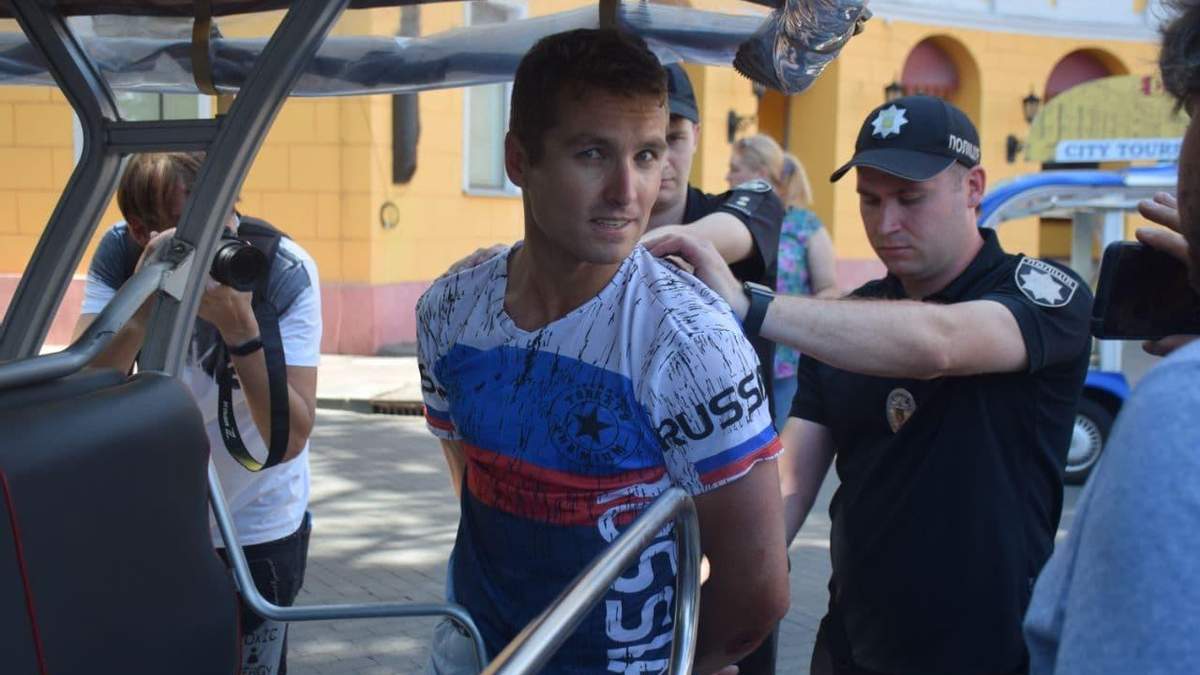 В Одессе задержали американского туриста в футболке с триколором... и услышали о себе правду